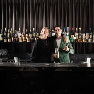 Le bar de Confessions a été réalisé en collaboration avec Kitchen Concept. L’étagère avec les bouteilles suspendues a été faite sur mesure. 