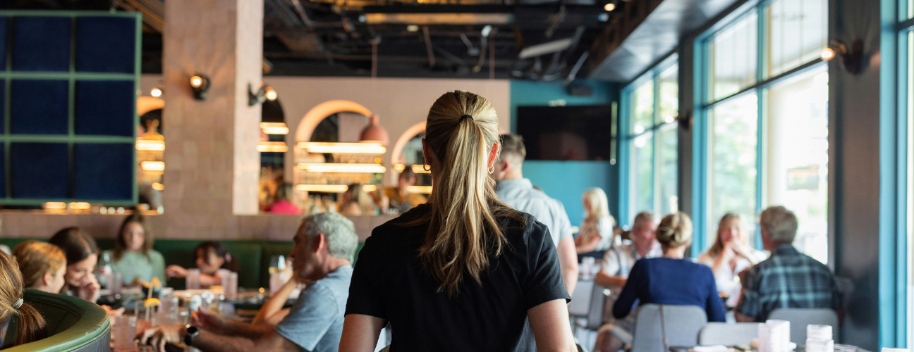 jeune femme qui sert dans un restaurant